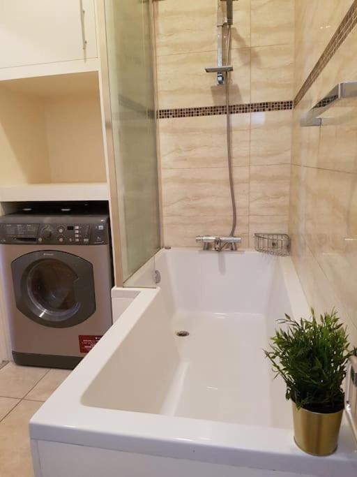 Cozy Flat, 5 Minute Walk To Oxford Circus Apartment Londra Exterior foto